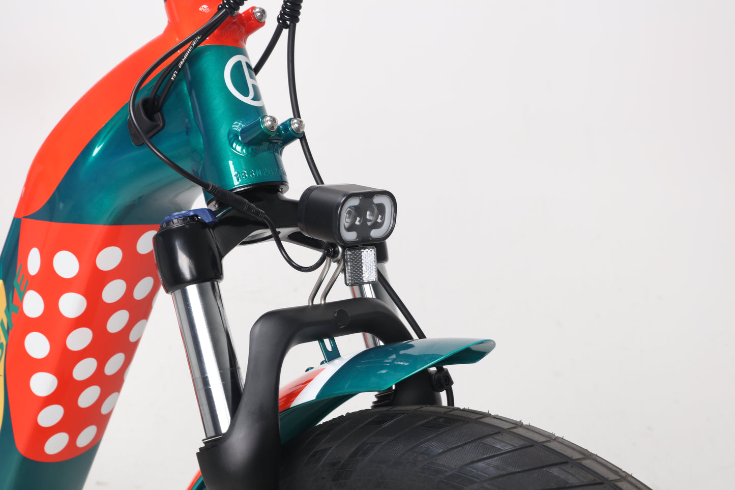 Evvolt Kyst Pro fargerik – LED frontlys og forgaffel detalj