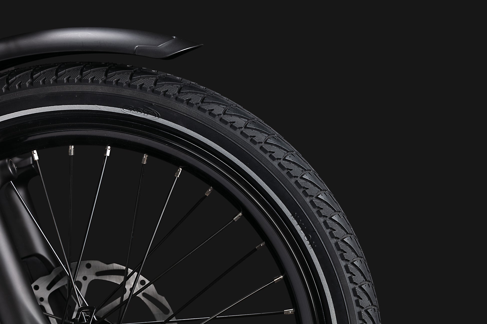 Evvolt Fjord – CST 20" dekk og skivebrems detalj svart bakgrunn