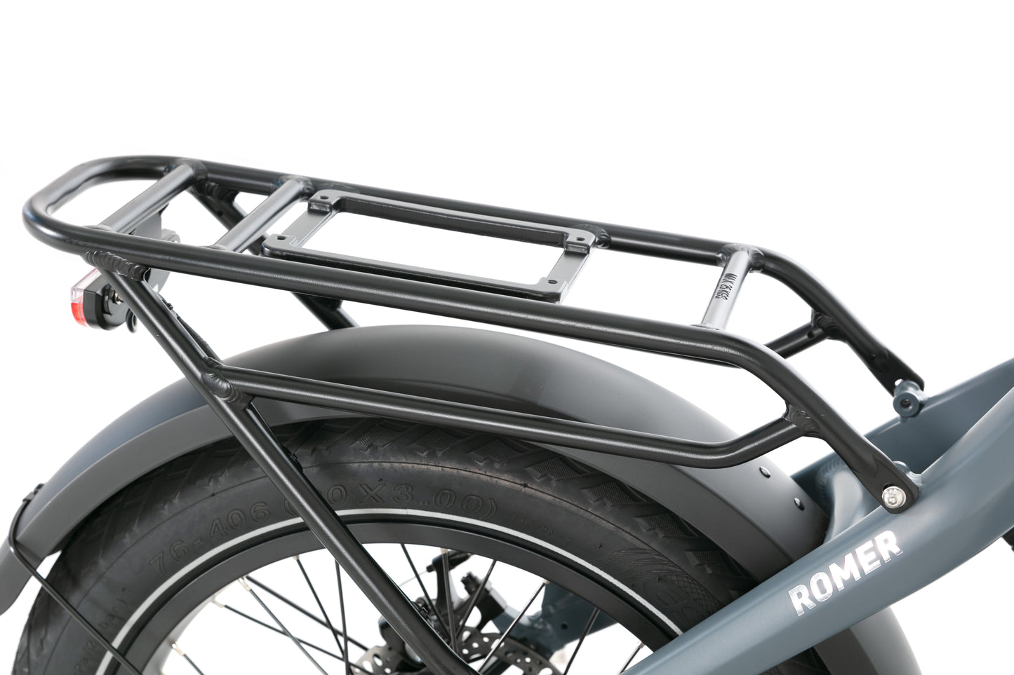 Evvolt Kyst stålblå – bagasjebærer detalj hvit bakgrunn