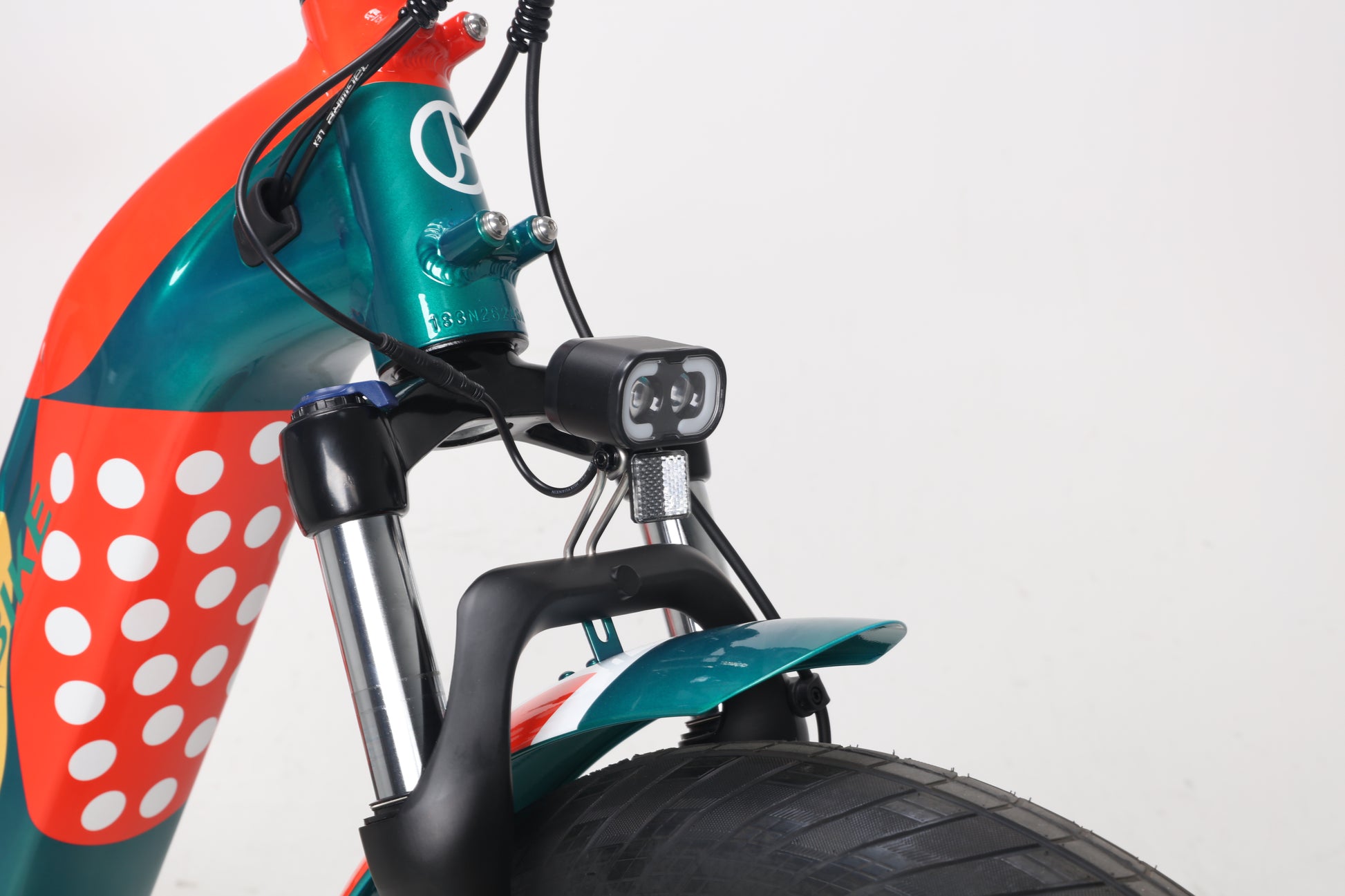 Evvolt Kyst Pro fargerik – LED frontlys og forgaffel detalj