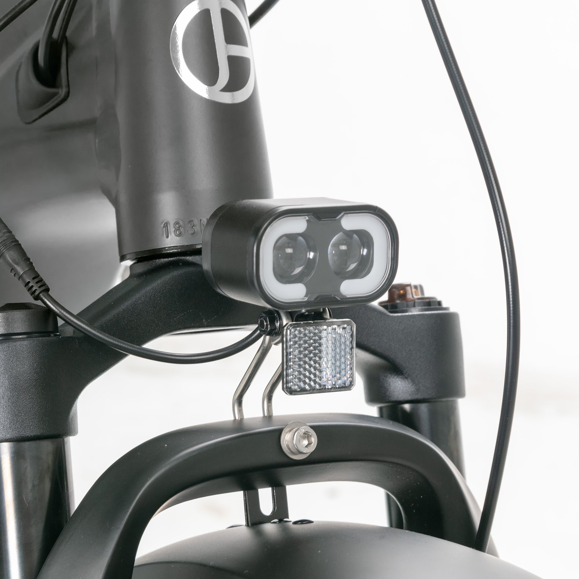 Evvolt Kyst Pro olivensvart – LED frontlys og forgaffel detalj