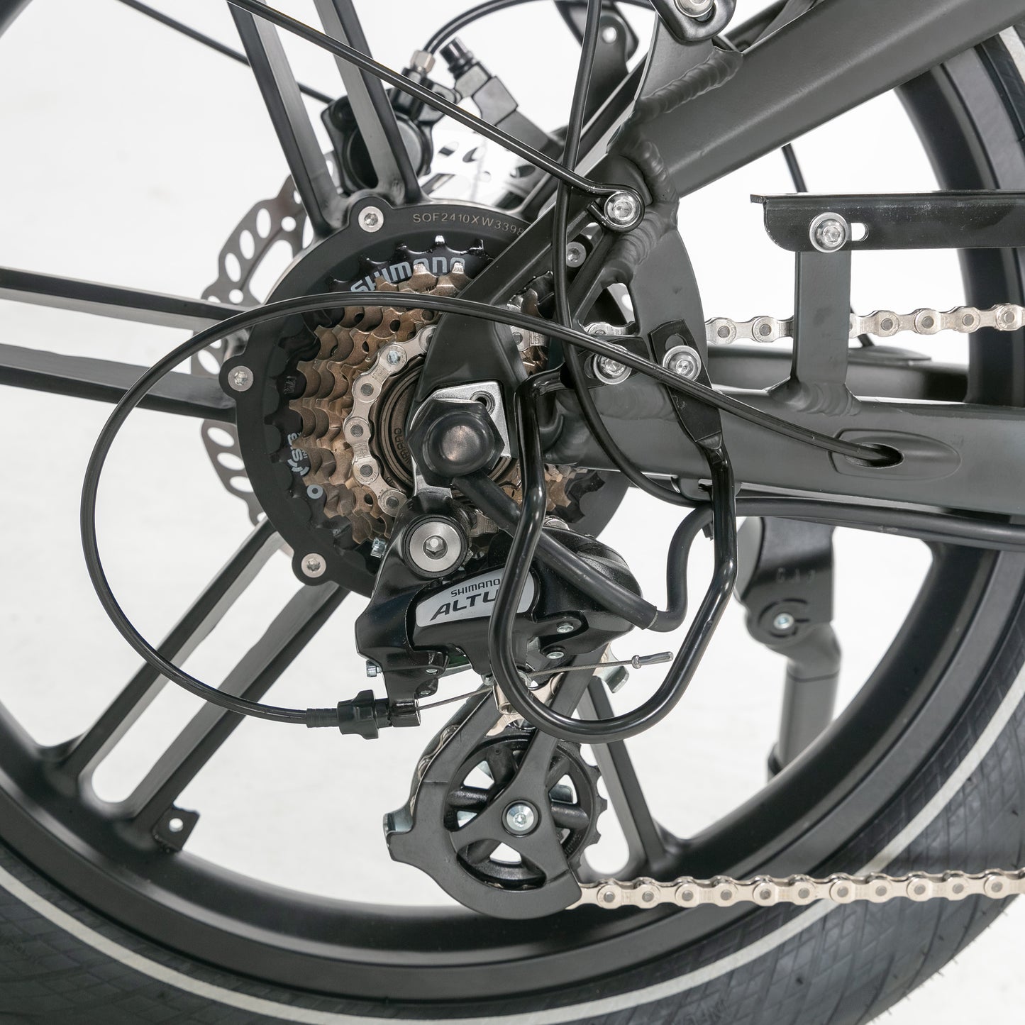 Evvolt Kyst Pro olivensvart – Shimano Altus bakgir og kassett detalj