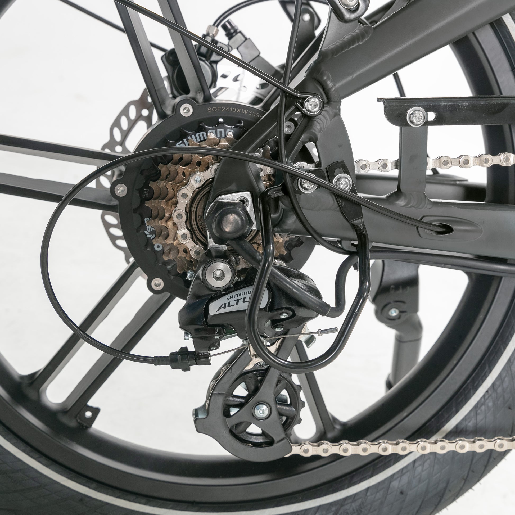 Evvolt Kyst Pro olivensvart – Shimano Altus bakgir og kassett detalj
