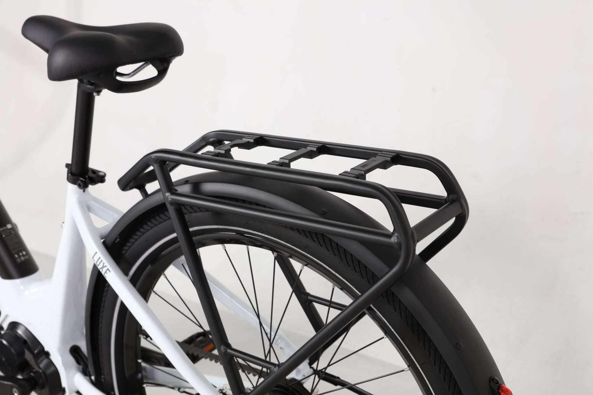 Evvolt Luxe MIK bagasjebærer detalj – snøhvit