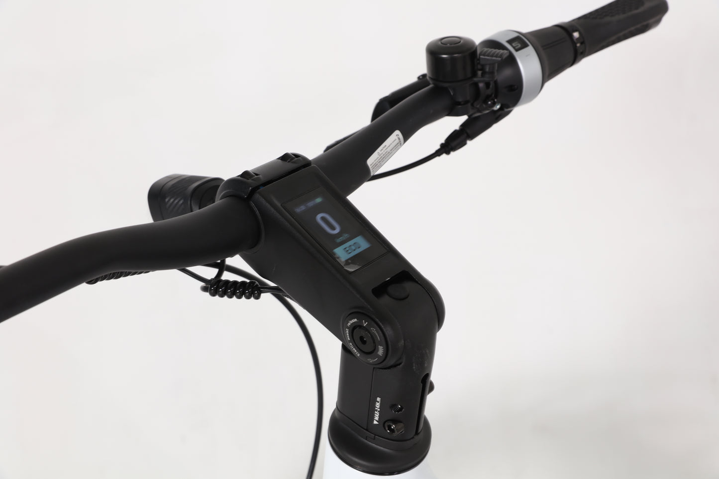 Evvolt Luxe integrert LCD-display detalj – snøhvit