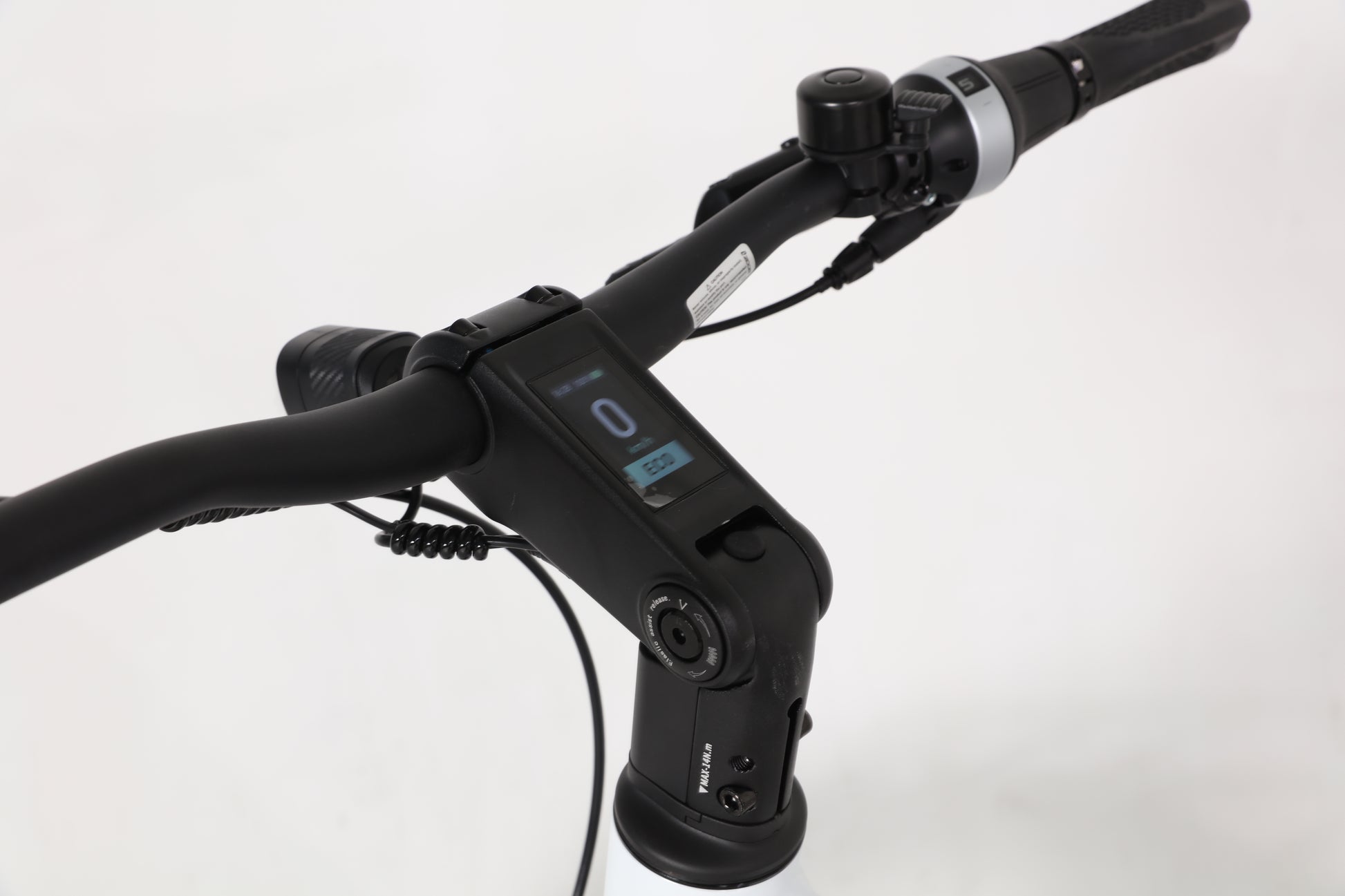 Evvolt Luxe integrert LCD-display detalj – snøhvit