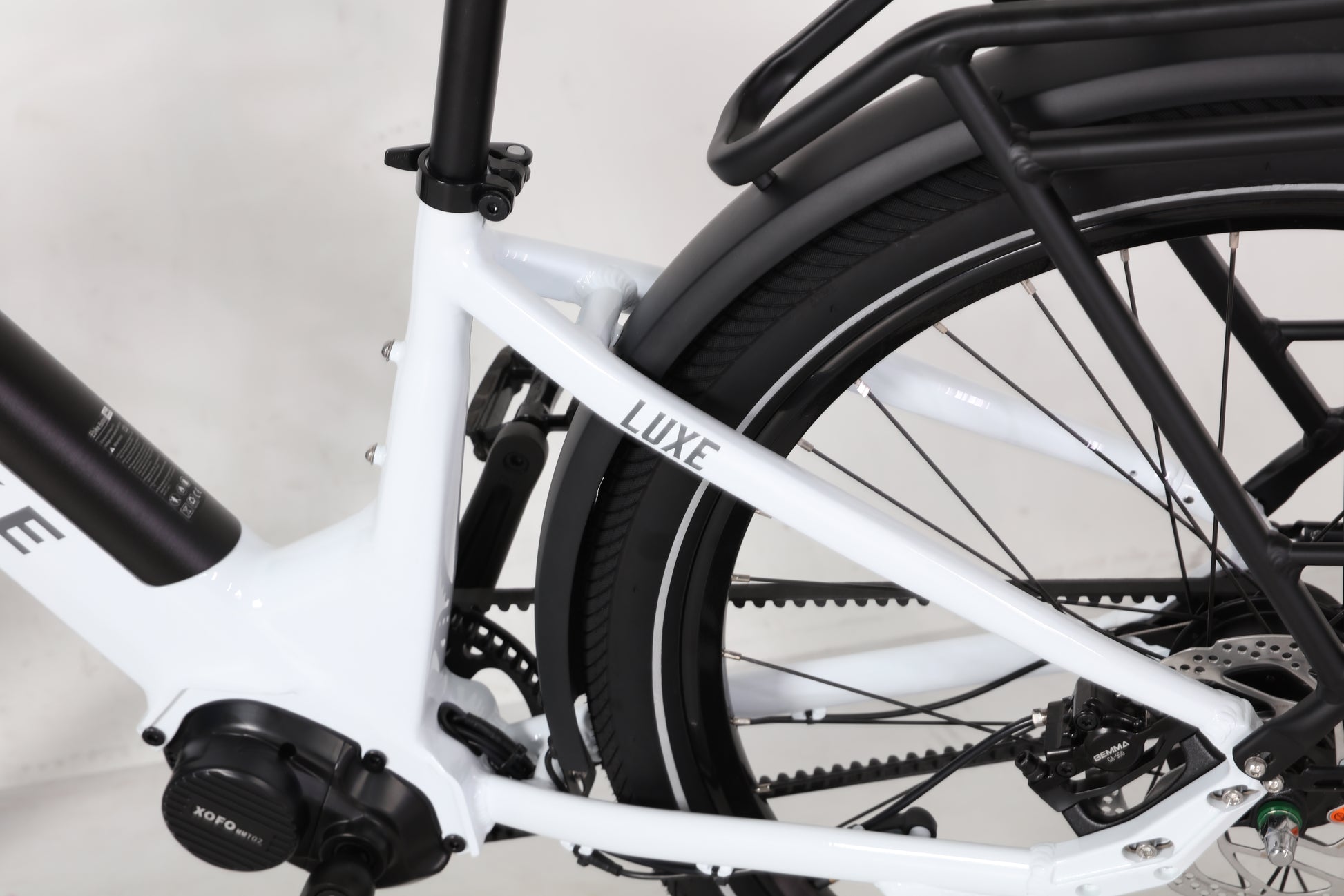 Evvolt Luxe rammedetalj med logo – snøhvit