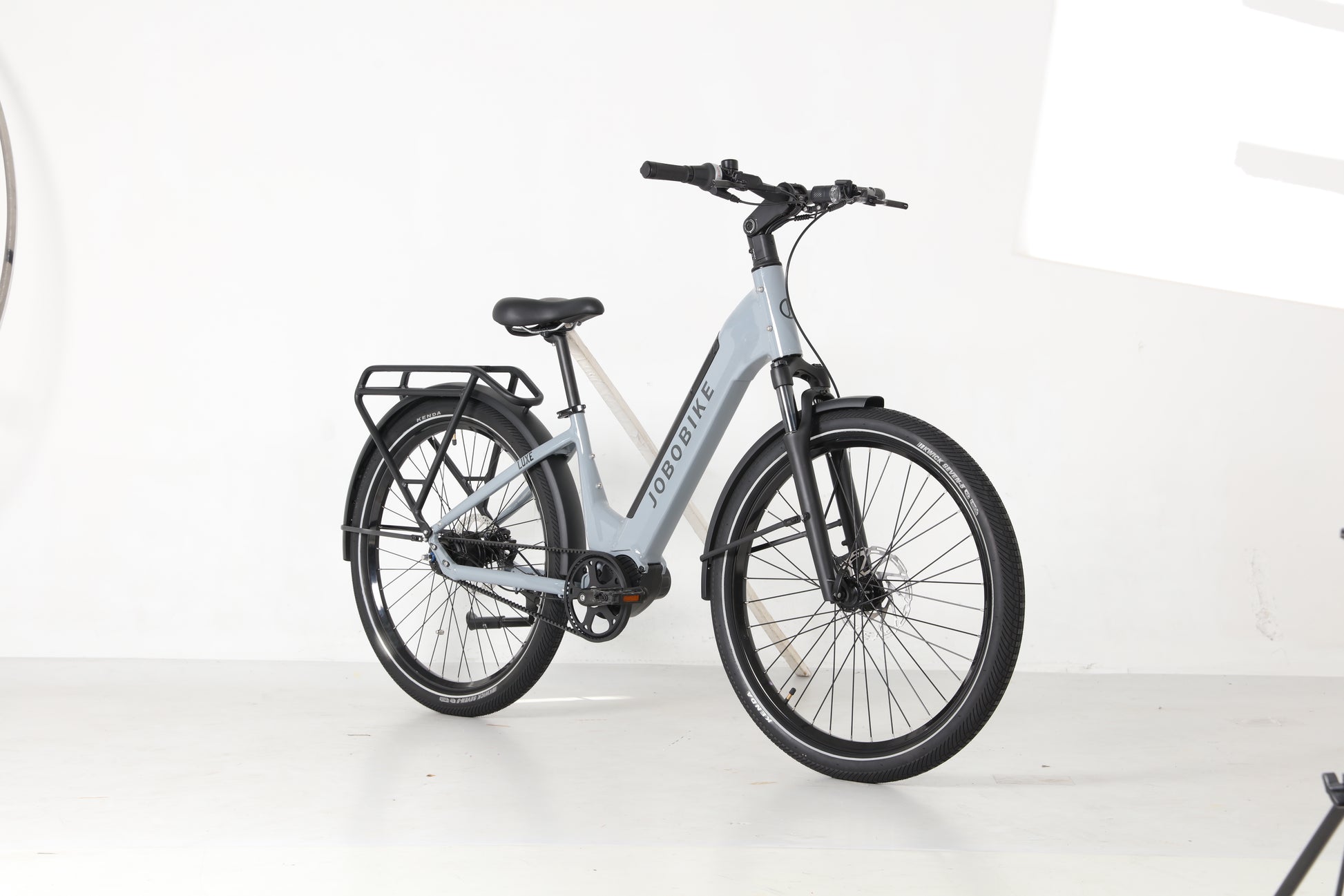 Evvolt Luxe elsykkel sølvgrå – 3/4-vinkel forfra