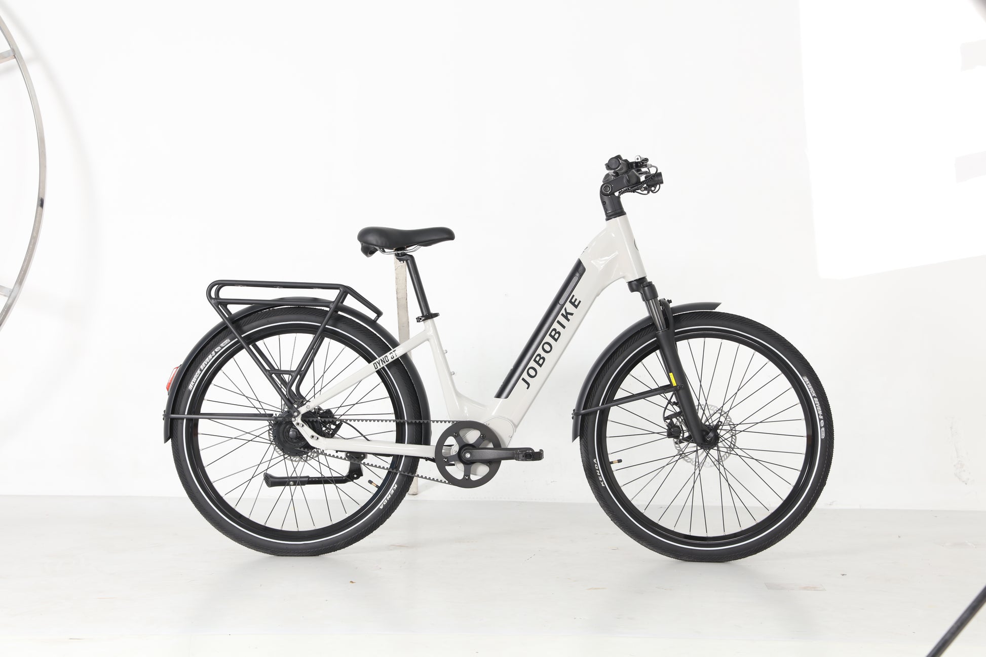 Evvolt Roam GT elektrisk trekkingsykkel med karbonbelte i krembeige, sidevisning