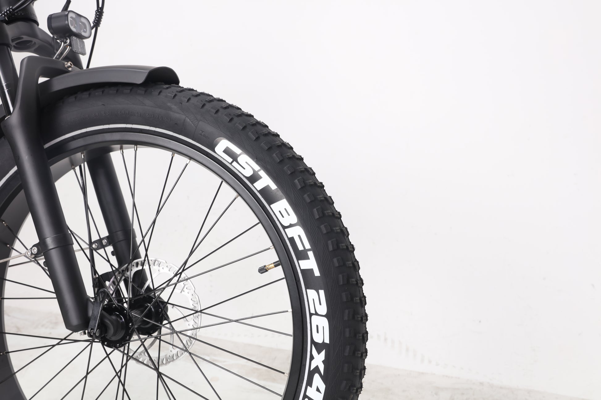 Evvolt Topp mattsvart – CST BFT 26x4 fatbike dekk detalj