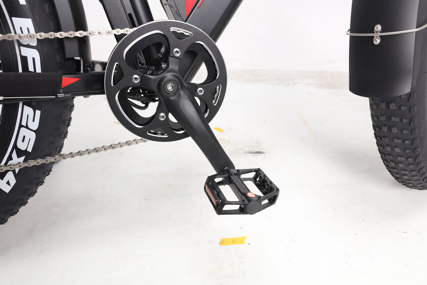 Evvolt Topp mattsvart – kranksett og pedal med CST dekk detalj
