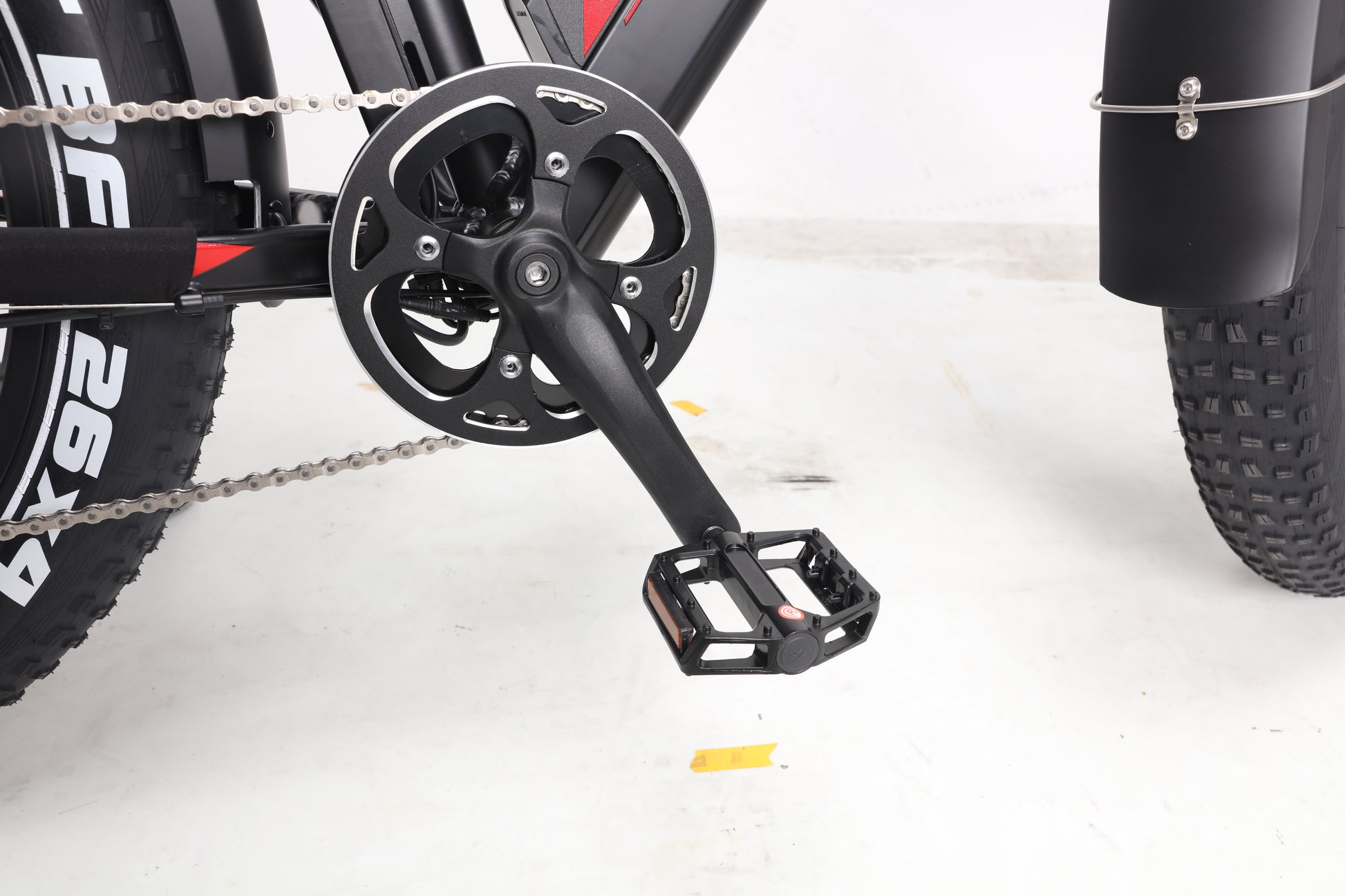 Evvolt Topp mattsvart – kranksett og pedal med CST dekk detalj