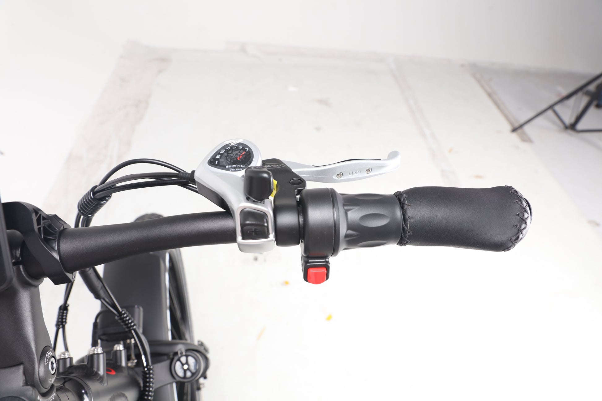 Evvolt Topp mattsvart – Shimano girhendel og høyre håndtak detalj