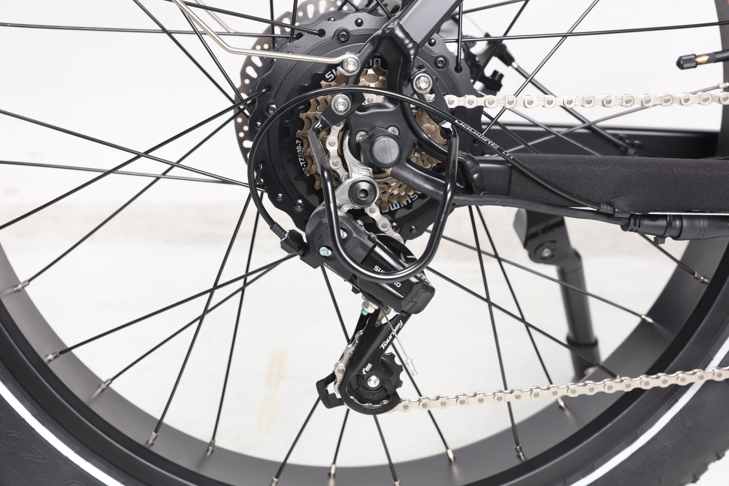 Evvolt Topp mattsvart – Shimano Tourney bakgir og kjede detalj