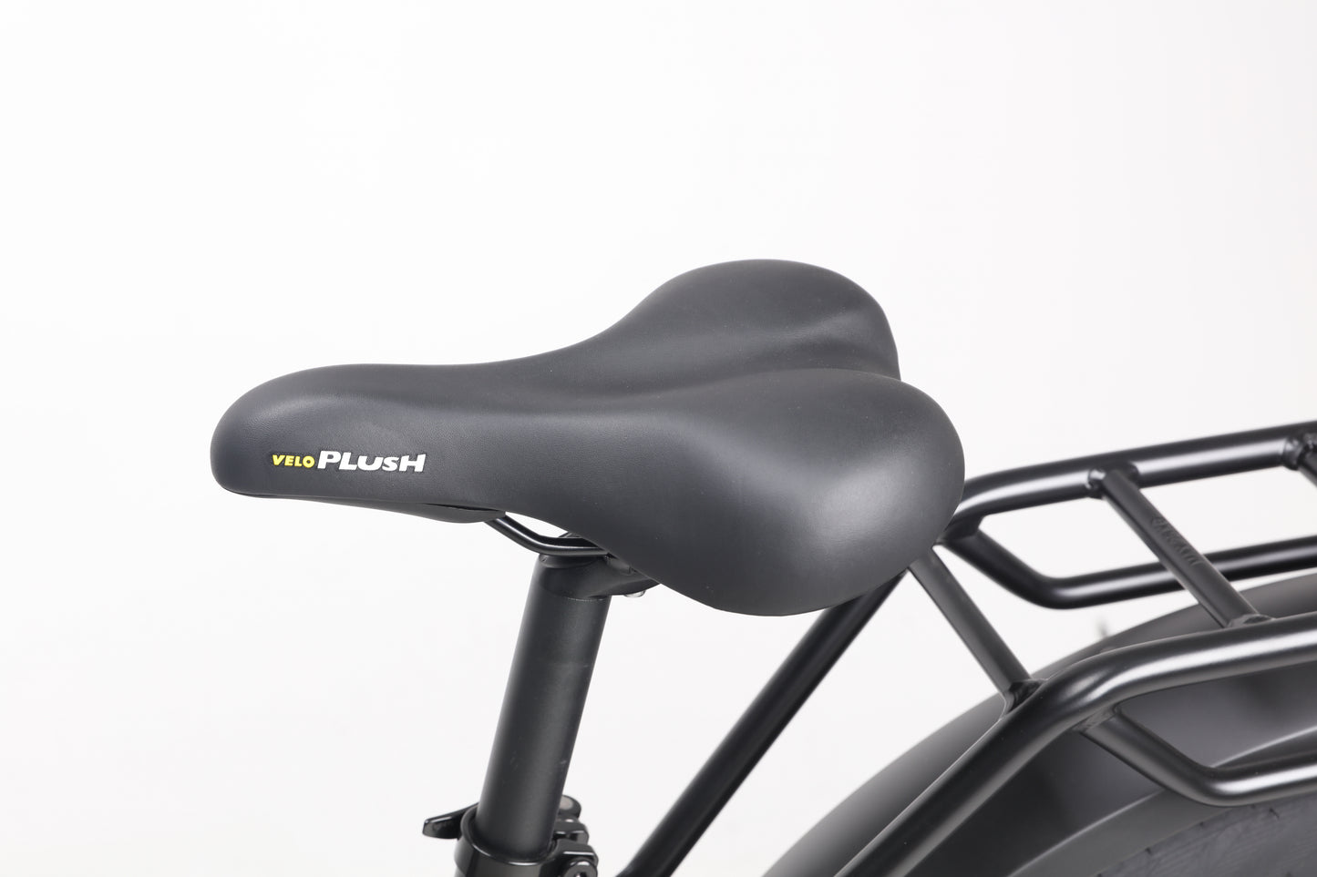 Evvolt Topp mattsvart – VeloPlush komfortsadel detalj