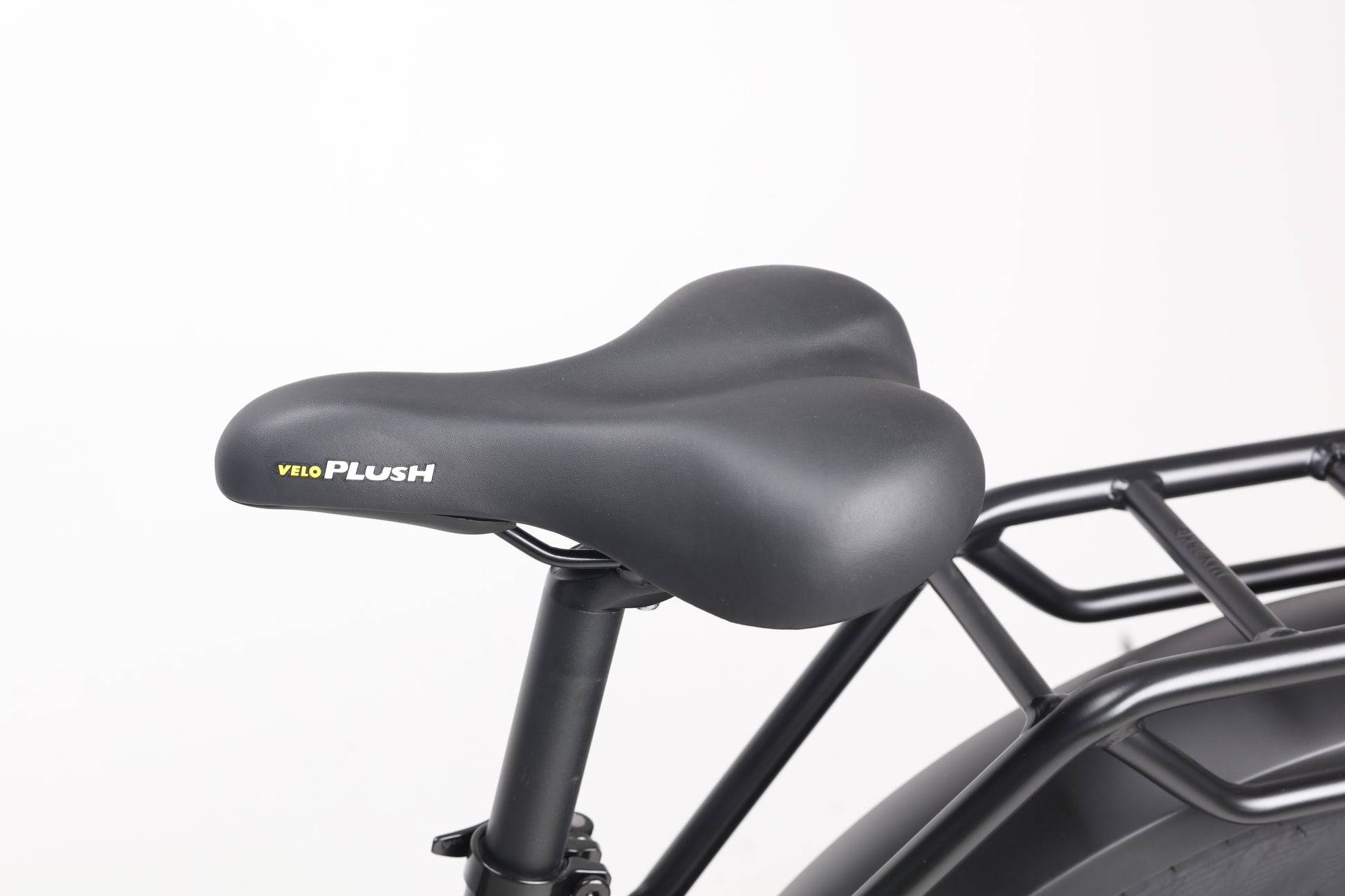 Evvolt Topp mattsvart – VeloPlush komfortsadel detalj